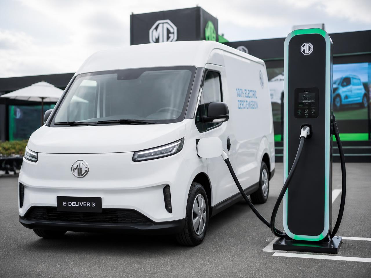 Van elétrica conectada a totem de recarga com folhas sustentáveis